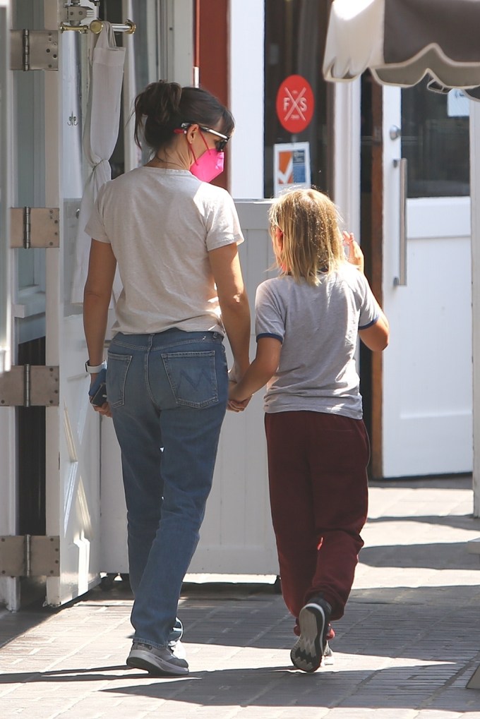 Jennifer Garner And Son Samuel Grab Lunch