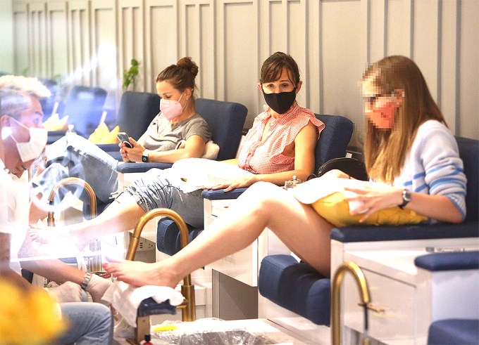 Jennifer Garner Gets A Pedicure With Daughter Violet