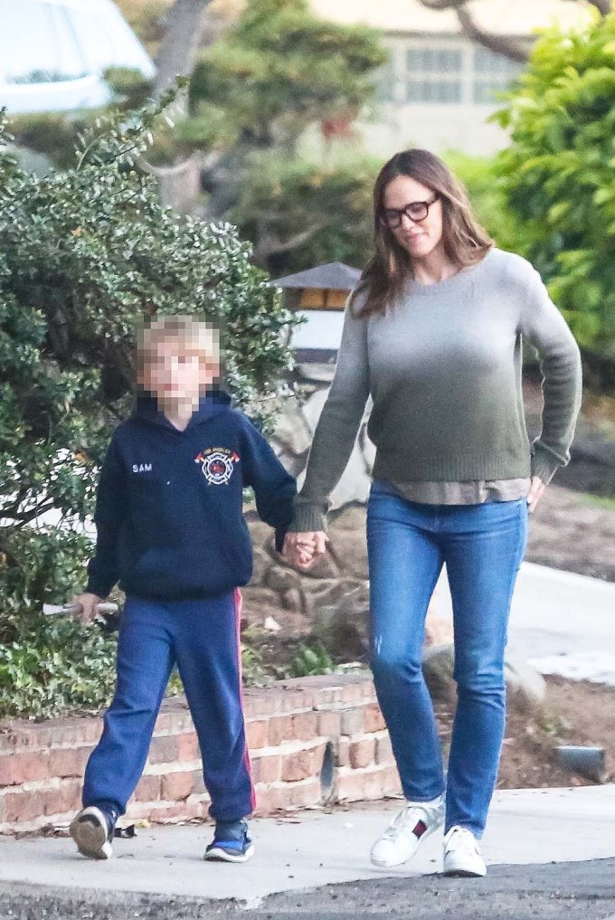 Jennifer Garner & Enjoy An Afternoon Stroll