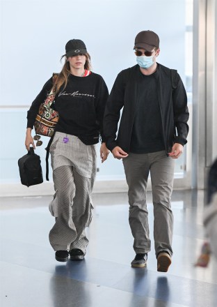 New York, NY  - *EXCLUSIVE*  - 'The Batman' star Robert Pattinson and girlfriend Suki Waterhouse coordinate their looks as we spot them arriving at JFK Airport in NYC.

Pictured: Robert Pattinson, Suki Waterhouse

BACKGRID USA 19 JULY 2022 

USA: +1 310 798 9111 / usasales@backgrid.com

UK: +44 208 344 2007 / uksales@backgrid.com

*UK Clients - Pictures Containing Children
Please Pixelate Face Prior To Publication*