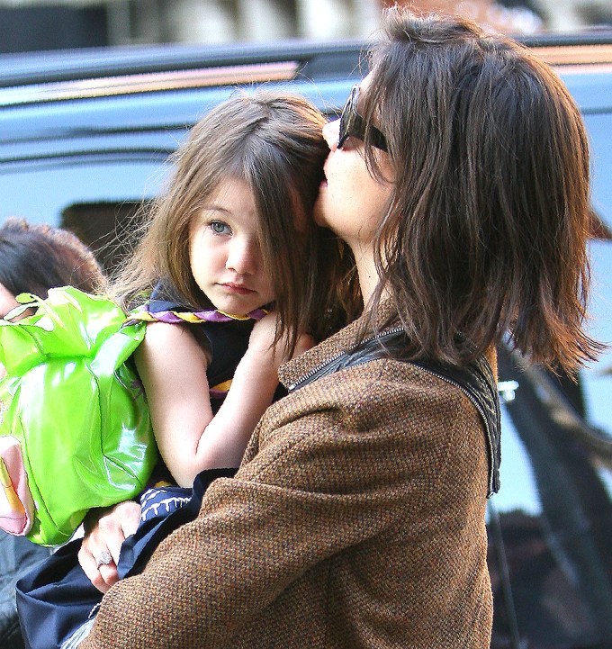 Katie Holmes Carries Suri In 2009