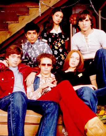 THAT '70S SHOW, clockwise from lower left: Topher Grace, Wilmer Valderrama, Mila Kunis, Ashton Kutcher, Laura Prepon, Danny Masterson, 1998-2006. © 20th Century Fox Film Corp./courtesy Everett Collection